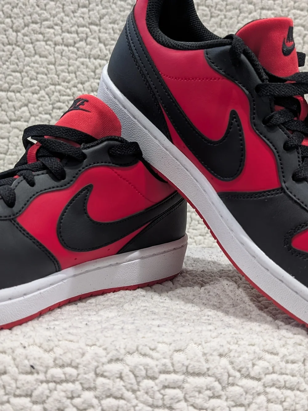 Nike Kids Low-Top Sneakers in Black & Red